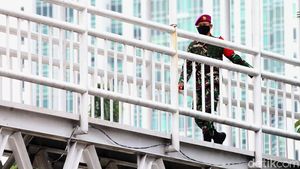 Jelang Aksi BEM SI, Marinir Disiagakan di JPO dan Halte TransJ