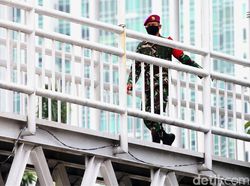 Jelang Aksi BEM SI, Marinir Disiagakan di JPO dan Halte TransJ