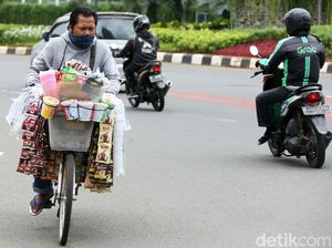 Jemput Rezeki, Pedagang Asongan Serbu Lokasi Demo Omnibus Law Jemput Rezeki, Pedagang Asongan Serbu Lokasi Demo Omnibus Law