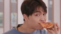 Kerennya Pose Johnny Suh NCT Saat Makan Pizza dan Es Krim