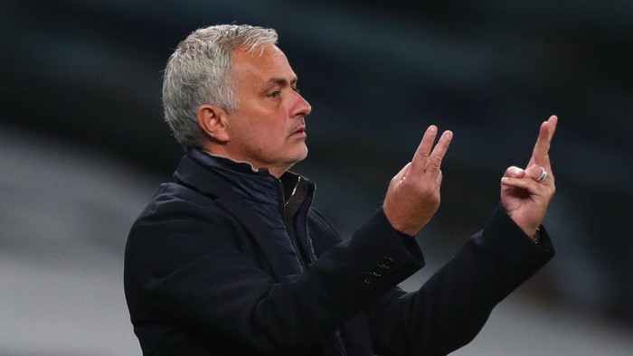 LONDON, ENGLAND - OCTOBER 01: Jose Mourinho, Manager of Tottenham Hotspur  gives his team instructions  during the UEFA Europa League play-off match between Tottenham Hotspur and Maccabi Haifa at Tottenham Hotspur Stadium on October 01, 2020 in London, England. Football Stadiums around Europe remain empty due to the Coronavirus Pandemic as Government social distancing laws prohibit fans inside venues resulting in fixtures being played behind closed doors. (Photo by Clive Rose/Getty Images)