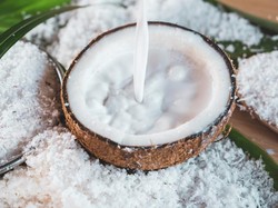 Santan Bisa Memberi Rasa Gurih Alami Pada Masakan dan Kue