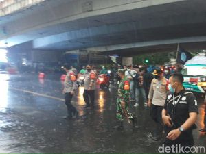 Hujan Turun, Massa yang Demo-Bakar Ban di Flyover Kuningan Jaksel Bubar Hujan Turun, Massa yang Demo-Bakar Ban di Flyover Kuningan Jaksel Bubar