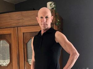 Jadi Atensi, Pria Maskulin Pakai Rok Ketat & High Heels ke Kantor Tiap Hari