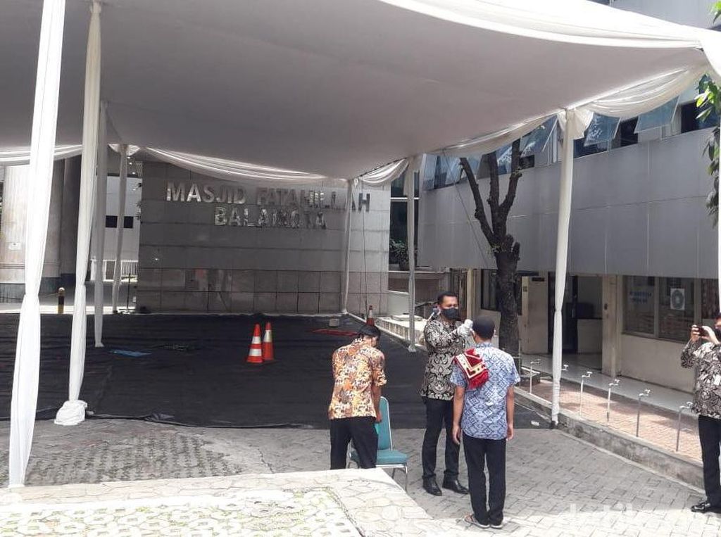 Masjid Fatahillah Balai Kota DKI Kembali Gelar Jumatan di Masa PSBB Transisi Masjid Fatahillah Balai Kota DKI Kembali Gelar Jumatan di Masa PSBB Transisi