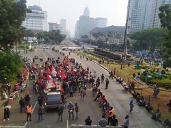 Massa SRMI Gabung dengan Mahasiswa Demo Tolak Omnibus Law di Patung Kuda