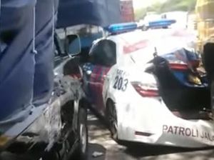 Brak! Mobil PJR Polisi Ringsek Ditabrak Truk Rem Blong