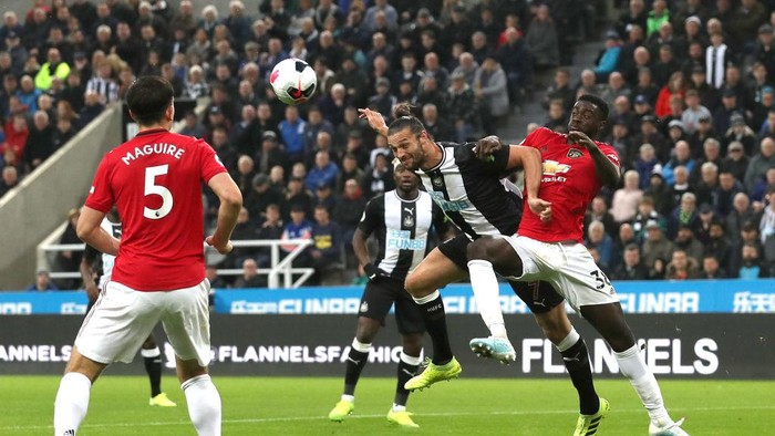 NEWCASTLE UPON TYNE, ENGLAND - OCTOBER 06: Andy Carroll of Newcastle United heads towards goal whilst under pressure from Axel Tuanzebe of Manchester United during the Premier League match between Newcastle United and Manchester United at St. James Park on October 06, 2019 in Newcastle upon Tyne, United Kingdom. (Photo by Ian MacNicol/Getty Images)