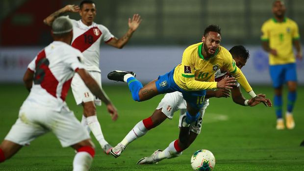 LIMA, PERU - OCTOBER 13: Neymar Jr. of Brazil is fouled by Renato Tapia of Peru during a match between Peru and Brazil as part of South American Qualifiers for Qatar 2022 at Estadio Nacional de Lima on October 13, 2020 in Lima, Peru. (Photo by Daniel Apuy/Getty Images)