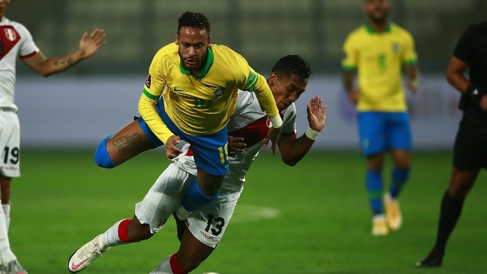 LIMA, PERU - OCTOBER 13: Neymar Jr. of Brazil is fouled by Renato Tapia of Peru during a match between Peru and Brazil as part of South American Qualifiers for Qatar 2022 at Estadio Nacional de Lima on October 13, 2020 in Lima, Peru. (Photo by Daniel Apuy/Getty Images)