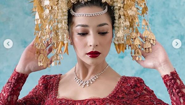 Cantiknya Nikita Willy dengan Sunting Emas