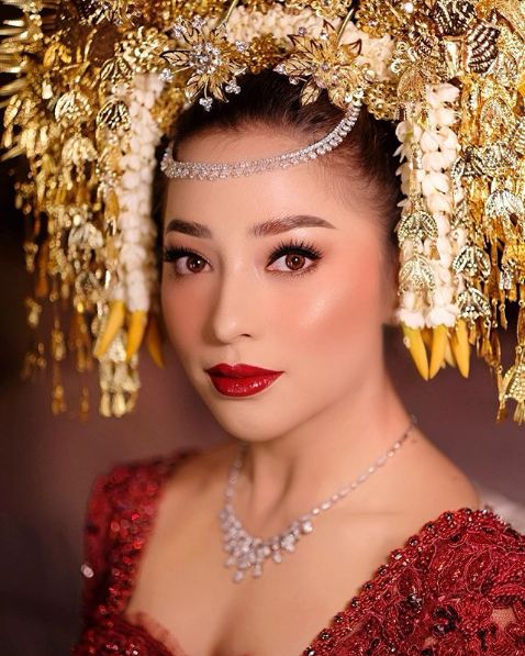 Nikita Willy Menikah Nikita Willy dirias makeup artist Marlene Harliman untuk akad nikah.