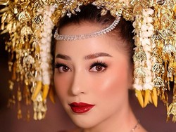 Ini Scarf Cantik Berhias Kristal yang Jadi Souvenir Pernikahan Nikita Willy