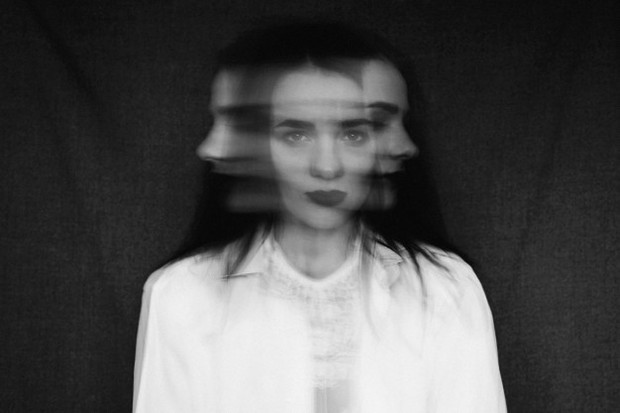 Paranoid/ Sumber: Freepik.com Paranoid merupakan kondisi di masa seseorang memiliki perasaan terancam, seperti ada orang yang sedang mengawasi kamu atau bertindak mencurigakan terhadap kamu, meskipun tidak ada bukti bahwa itu benar.