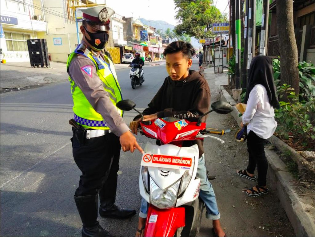 Motor Pakai Pelat Dilarang Merokok, Mau Ngelucu Malah Kena Tilang Motor Pakai Pelat Dilarang Merokok, Mau Ngelucu Malah Kena Tilang