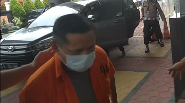 Pelimpahan Kasus Red Notice, 2 Jenderal Polri Kini Pakai Baju Tahanan