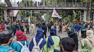 Penampakan Mahasiswa Demo Tolak Omnibus Law di Patung Kuda