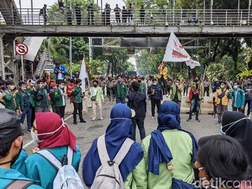 Penampakan Mahasiswa Demo Tolak Omnibus Law di Patung Kuda