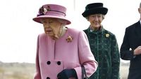 Foto: Ratu Elizabeth II Perdana Keluar Istana, Penampilannya Dikritik