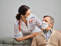 Gejala COVID-19 Lansia & Komorbid Beda dari Orang Biasa, Apa Saja?