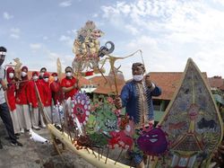 Aksi Guru SD di Solo Pentaskan Wayang Corona di Puncak Gedung