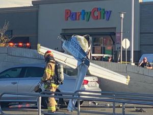 Pesawat Cessna Jatuh di AS, Timpa Mobil di Parkiran