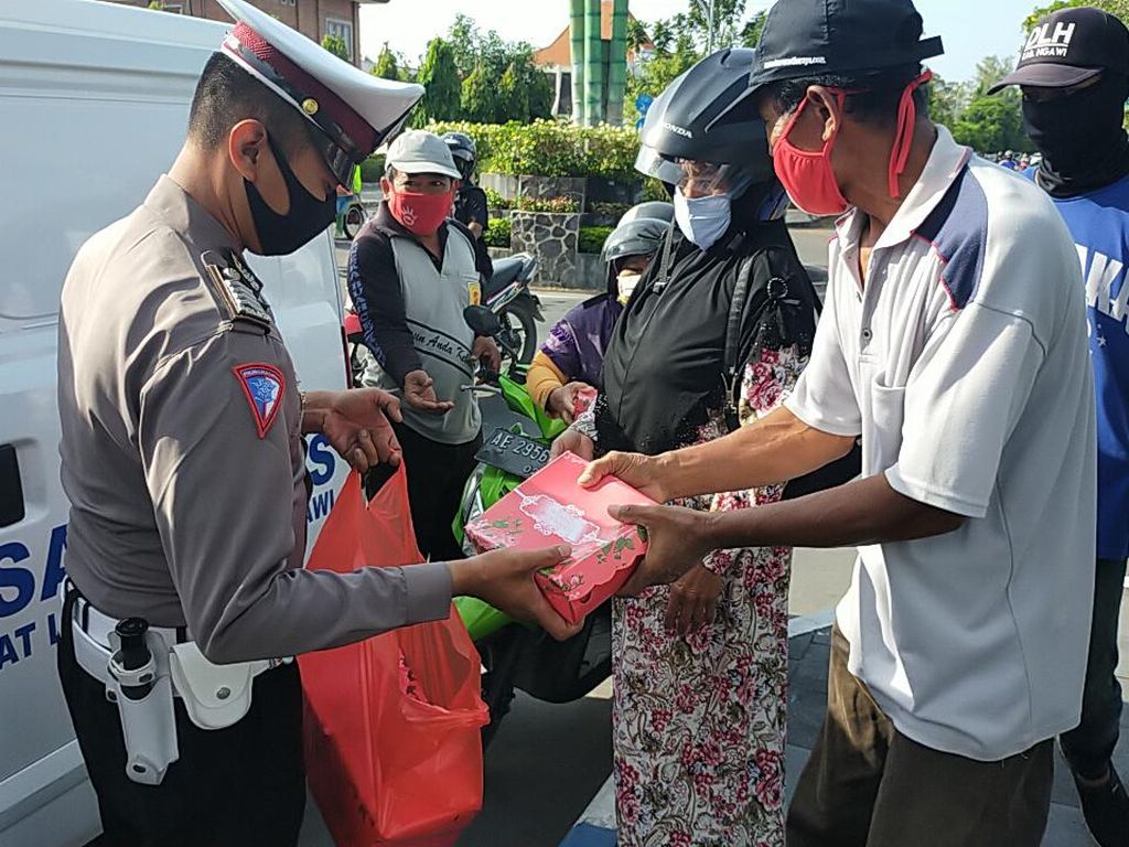 Cara Polisi Ngawi Dekatkan Diri Dengan Masyarakat di Saat Pandemi COVID-19 Cara Polisi Ngawi Dekatkan Diri Dengan Masyarakat di Saat Pandemi COVID-19