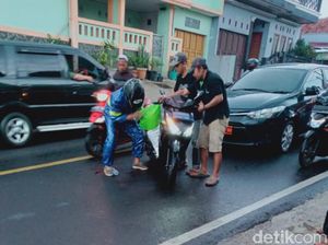 Solar Tumpah di Jalur Puncak Cianjur, Sejumlah Pemotor Tergelincir