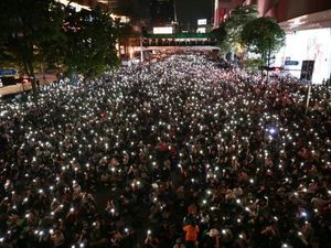 Thailand Umumkan Dekrit Darurat, 10.000 Orang Tetap Berdemo Thailand Umumkan Dekrit Darurat, 10.000 Orang Tetap Berdemo