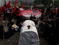 Mak Lampir hingga Dukun Gunung Kidul Ikut Demo Tolak Omnibus Law