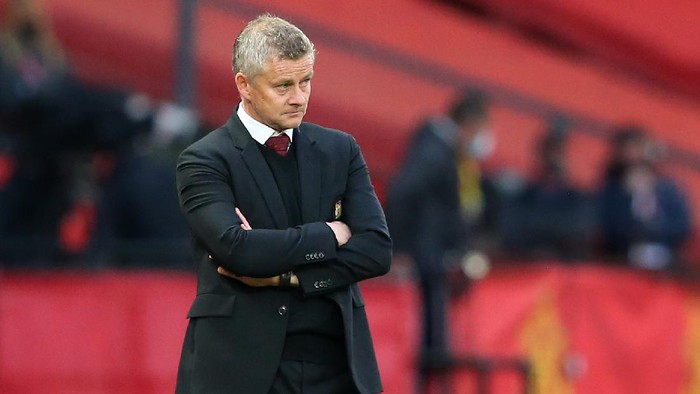 MANCHESTER, ENGLAND - OCTOBER 04:  Ole Gunnar Solskjaer, Manager of Manchester United looks on during the Premier League match between Manchester United and Tottenham Hotspur at Old Trafford on October 04, 2020 in Manchester, England. Sporting stadiums around the UK remain under strict restrictions due to the Coronavirus Pandemic as Government social distancing laws prohibit fans inside venues resulting in games being played behind closed doors. (Photo by Alex Livesey/Getty Images)