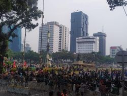 Penampakan Terkini Massa Demo Omnibus Law di Patung Kuda