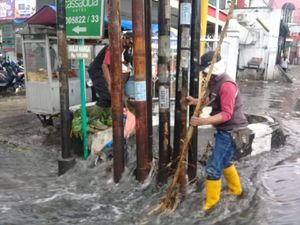 Diguyur Hujan, Sungai Cibereum Bandung Meluap ke Jalan Raya