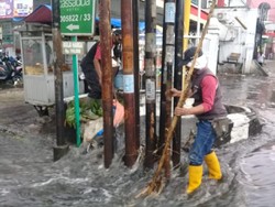 Diguyur Hujan, Sungai Cibereum Bandung Meluap ke Jalan Raya