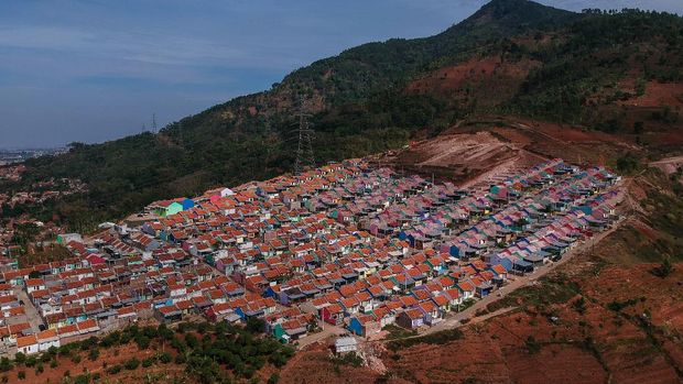 Foto udara perumahan di kaki Gunung Geulis, Cimanggung, Kabupaten Sumedang, Jawa Barat, Jumat (16/10/2020). Badan Pengelola Tabungan Perumahan Rakyat (BP Tapera) menargetkan dapat menyalurkan kredit kepemilikan rumah sebanyak 75.000 unit di tahun 2021. ANTARA FOTO/Raisan Al Farisi/pras.