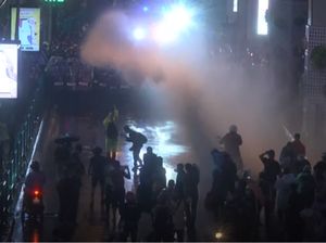 Thailand Memanas! Video Pendemo Ditembak Water Cannon Thailand Memanas! Video Pendemo Ditembak Water Cannon