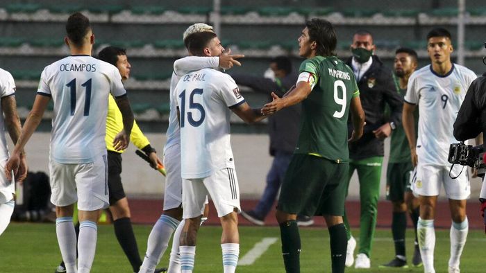 Timnas Bolivia Bolivias Marcelo Martins, right, argues with Argentinas Rodrigo De Paul, 15, at the end of a qualifying soccer match for the FIFA World Cup Qatar 2022 in La Paz, Bolivia, Tuesday, Oct. 13, 2020. Argentina won 2-1.(Martin Alipaz/Pool via AP)