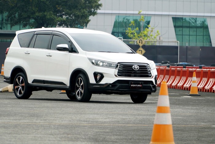Toyota New Kijang Innova dan New Fortuner