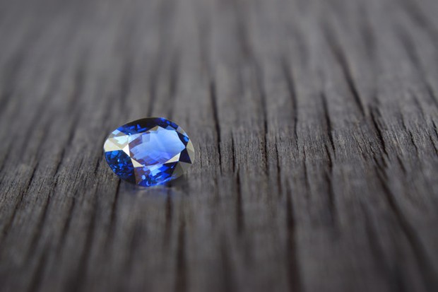 Pancaran energi Sapphire ini mampu menenangkan dan membuat anggun siapa saja yang memakainya.