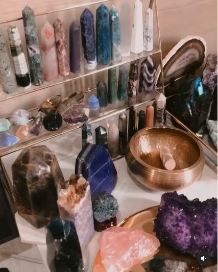 kekasih Aqsa Aswar ini memperlihatkan sejumlah koleksi crystal healing di rumahnya.