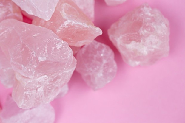 Jenis crystal healing ini juga memberikan energi yang bisa merangsang rasa nyaman dan tenang ketika kesedihan muncul