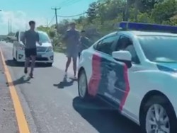 Heboh Pria Mirip Richard Muljadi Joging Dikawal Polisi di Bali
