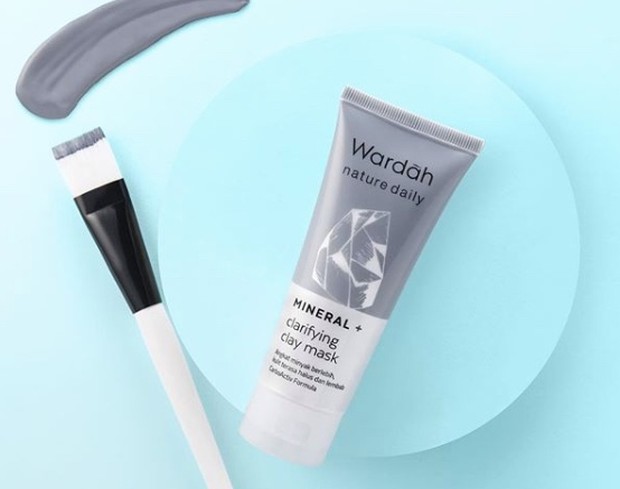 Clay mask keluaran wardah yang berasal dari bahan carboactive formula.