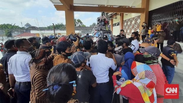 Acara boyongan pedagang Klewer Timur yang digelar Pemerintah Kota (Pemkot) Solo menimbulkan kerumunan, Jumat (16/10). Kerumunan terjadi lantaran warga di sekitar pasar berebut gunungan yang terbuat dari pakaian.
