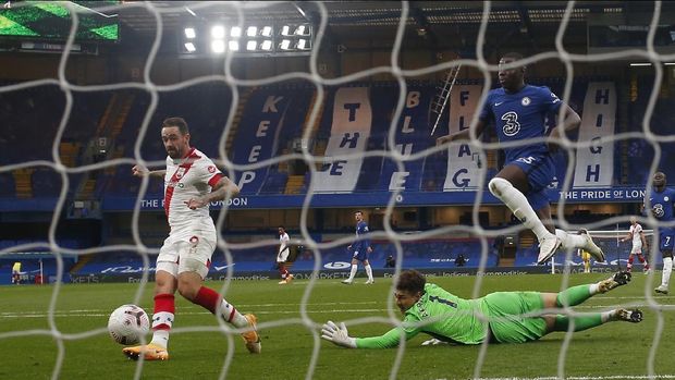 Southampton's Danny Ings scores the first goal during the English Premier League soccer match between Southampton and Chelsea at the Stamford Bridge in London, England, Saturday, Oct. 17, 2020.(Matthew Childs/Pool via AP)
