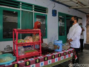 Bupati Anas Kembali Serahkan Banpres Produktif Usaha Mikro