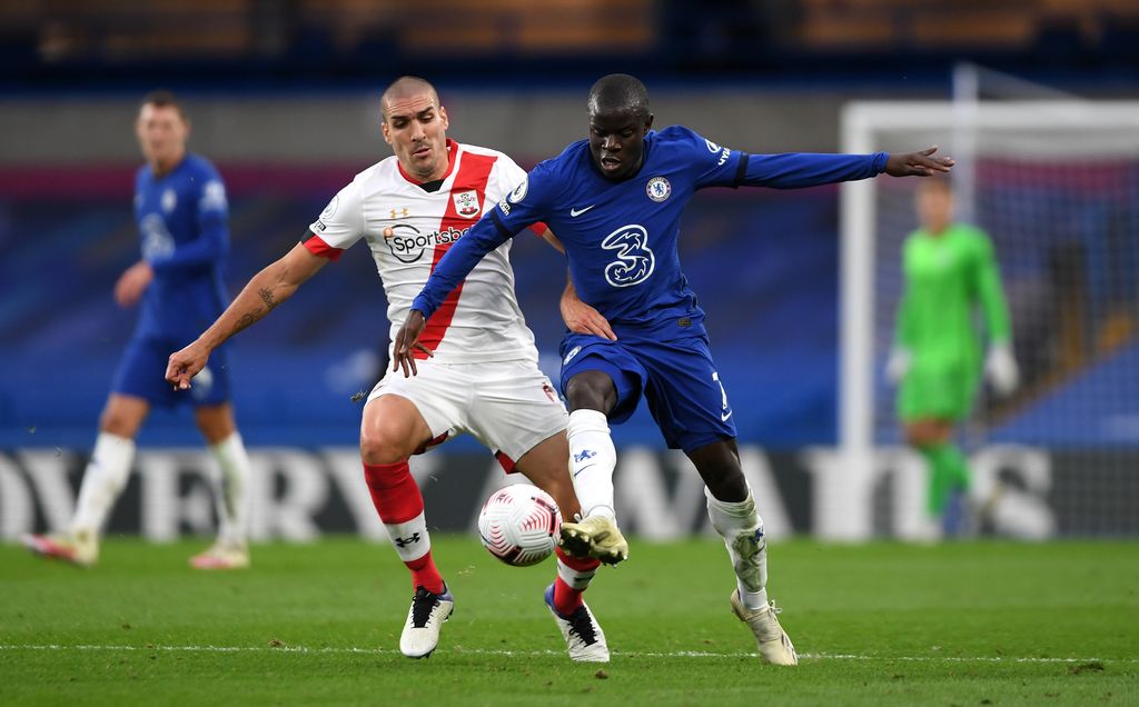 LONDON, ENGLAND - OCTOBER 17: N'Golo Kante of Chelsea is challenged by Oriol Romeu of Southampton during the Premier League match between Chelsea and Southampton at Stamford Bridge on October 17, 2020 in London, England. Sporting stadiums around the UK remain under strict restrictions due to the Coronavirus Pandemic as Government social distancing laws prohibit fans inside venues resulting in games being played behind closed doors. (Photo by Mike Hewitt/Getty Images)