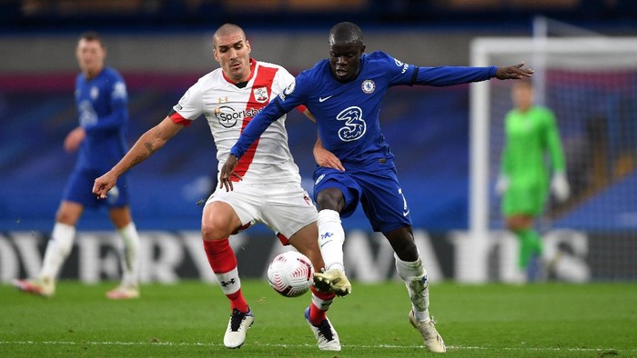 LONDON, ENGLAND - OCTOBER 17: NGolo Kante of Chelsea is challenged by Oriol Romeu of Southampton during the Premier League match between Chelsea and Southampton at Stamford Bridge on October 17, 2020 in London, England. Sporting stadiums around the UK remain under strict restrictions due to the Coronavirus Pandemic as Government social distancing laws prohibit fans inside venues resulting in games being played behind closed doors. (Photo by Mike Hewitt/Getty Images)