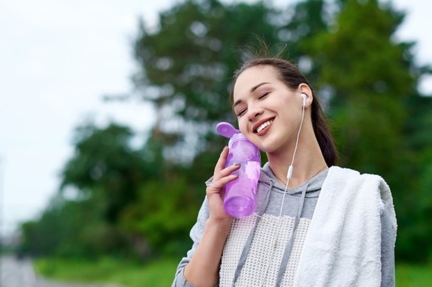 Cukupi Kebutuhan Air/Foto: freepik.com Cukupi kebutuhan air agar kulit sehat.