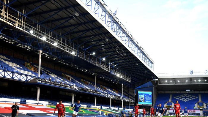 Everton vs Liverpool LIVERPOOL, ENGLAND - JUNE 21: General view inside the stadium as empty stands are seen during the Premier League match between Everton FC and Liverpool FC at Goodison Park on June 21, 2020 in Liverpool, England. Football Stadiums around Europe remain empty due to the Coronavirus Pandemic as Government social distancing laws prohibit fans inside venues resulting in all fixtures being played behind closed doors. (Photo by Shaun Botterill/Getty Images,)
